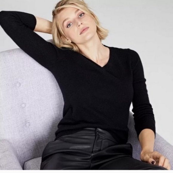 Charter Club Cashmere Luxury Black V-Neck 100% cashmere Sweater - Picture 1 of 11